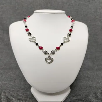 Ogrlica ručni rad od crvene i crne staklenih bisera i kukuruza perli u stilu jasan - s ovjesom u obliku srca s dijamantima